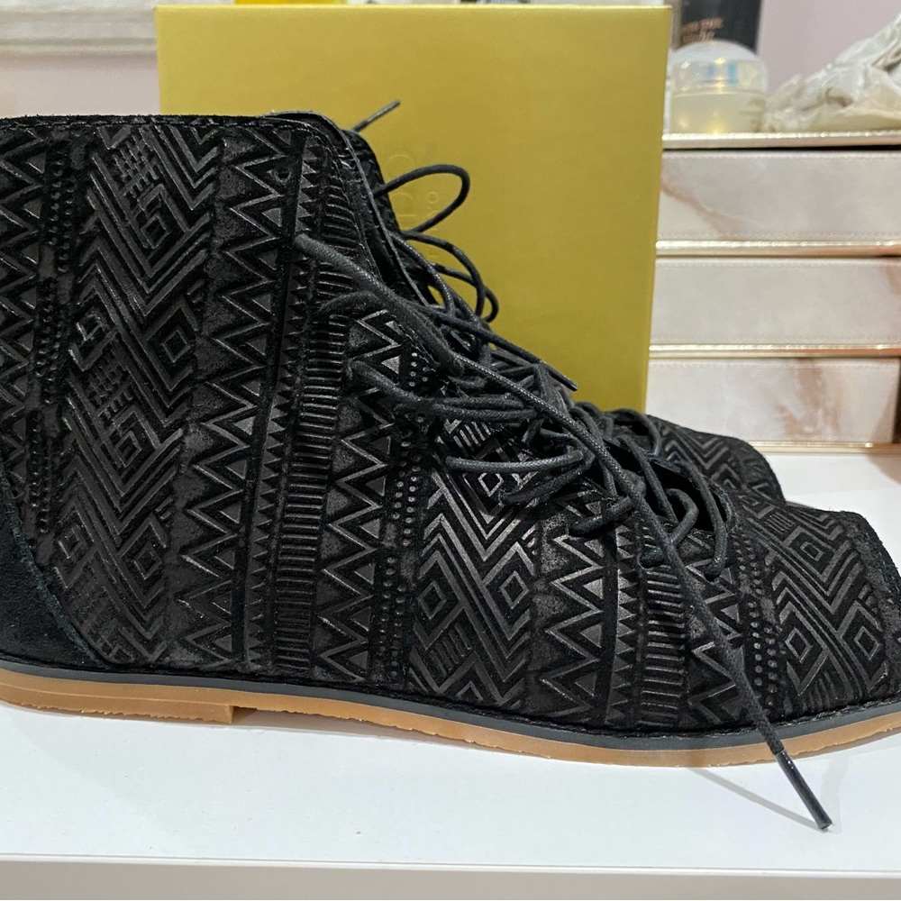 Laced flat comfortable walking shoes